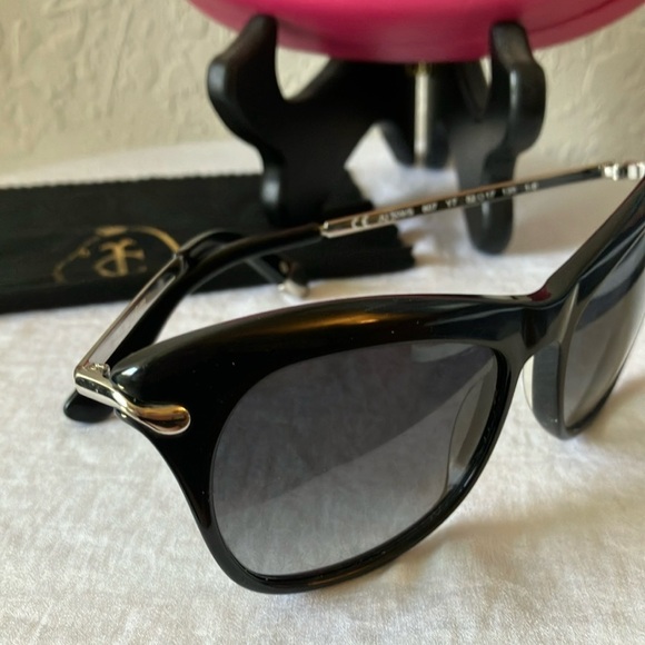 Juicy Couture: Black Wayfarer Sunglasses- Gray- case & cloth-
scratch & mark - Picture 12 of 16